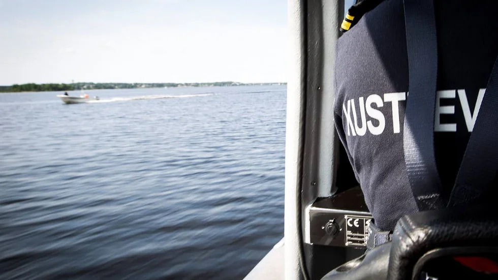 VÄNLIGT. Kustbevakarna säger att de blir positivt bemötta av de som kontrolleras till sjöss.