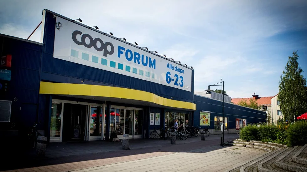 Attackerade. Det var utanför Coopbutiken som den bitande hunden togs om hand av polisen.