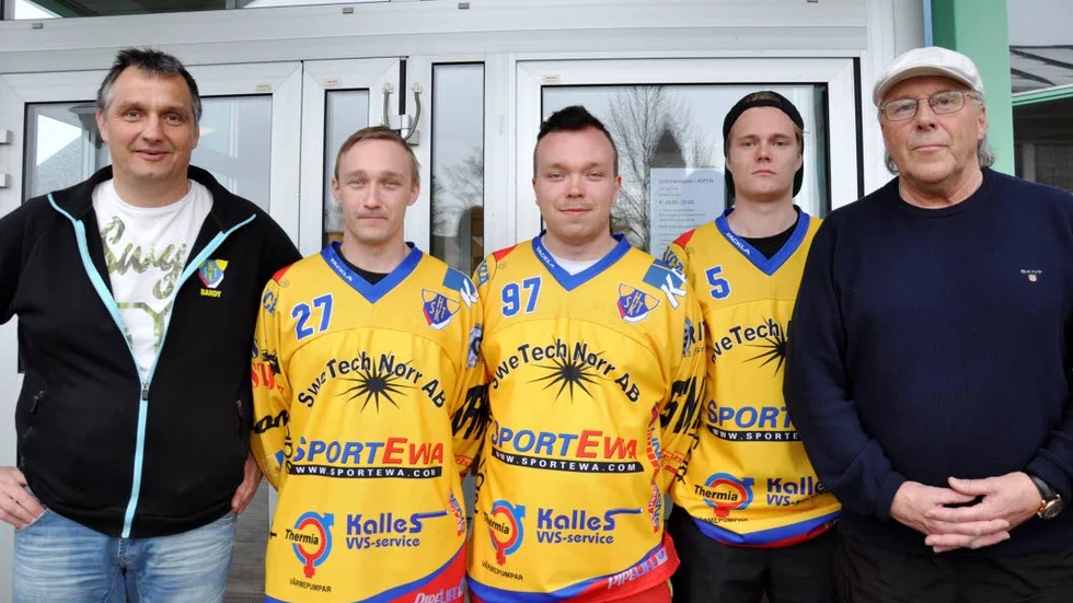 NYTT LAG. Peter Björkman (t v) och Anders Strömbäck är glada över nyförvärven Teemu Suomalainen, Henry Räiskiö  och Sami Alakärppä. Utan dessa hade det inte varit möjligt att starta A-lagsbandy.