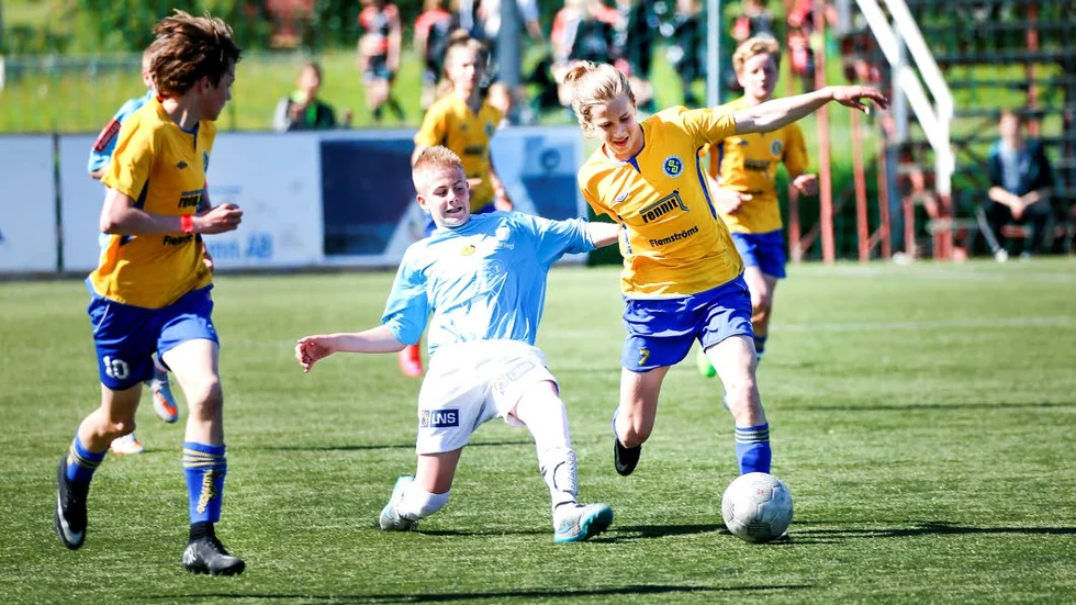 Barnidrottens baksida. Emma Olofsson, 18, fick tackla en tuff sitaution när två lag med elvaåriga pojkar möttes. OBS! Spelarna på bilden har ingenting med just den här matchen att göra.