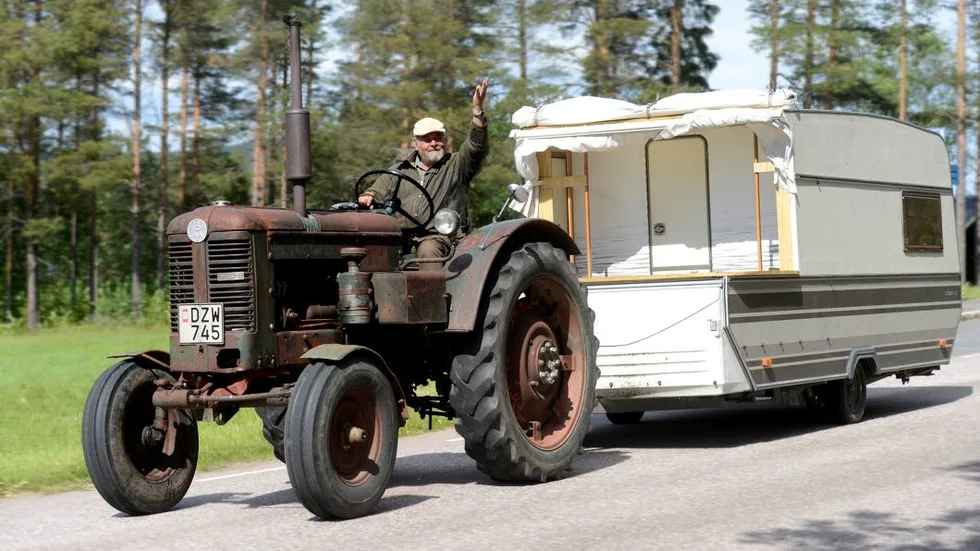 Hejar. "Jag har suttit och vinkat i en hel månads tid", säger den 67-årige traktorentusiasten med glimten i ögat.