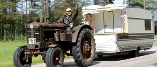 Från Skåne med traktor och husvagn