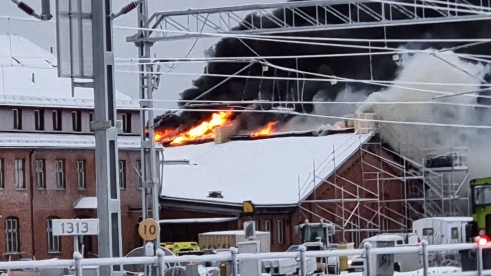 Flera enheter från räddningstjänsten bekämpade den kraftiga branden i lokstallets tak.