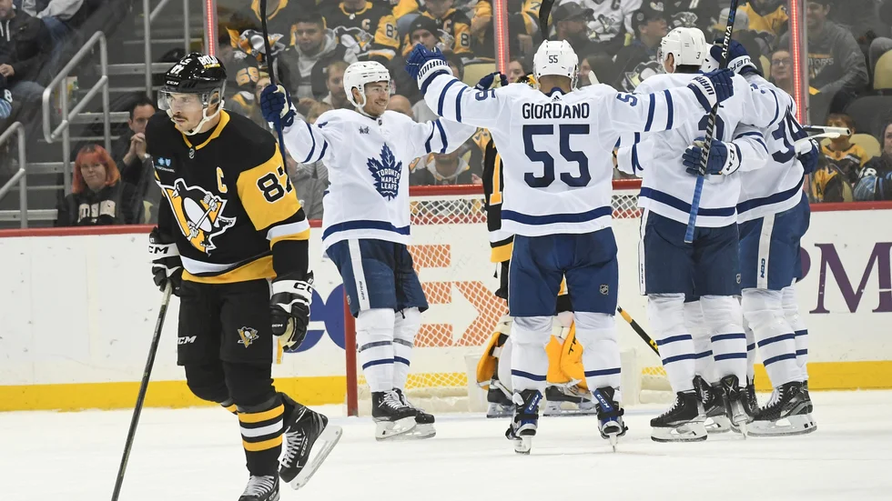 Pittsburghs Sidney Crosby är besviken efter William Nylanders mål i andra perioden.