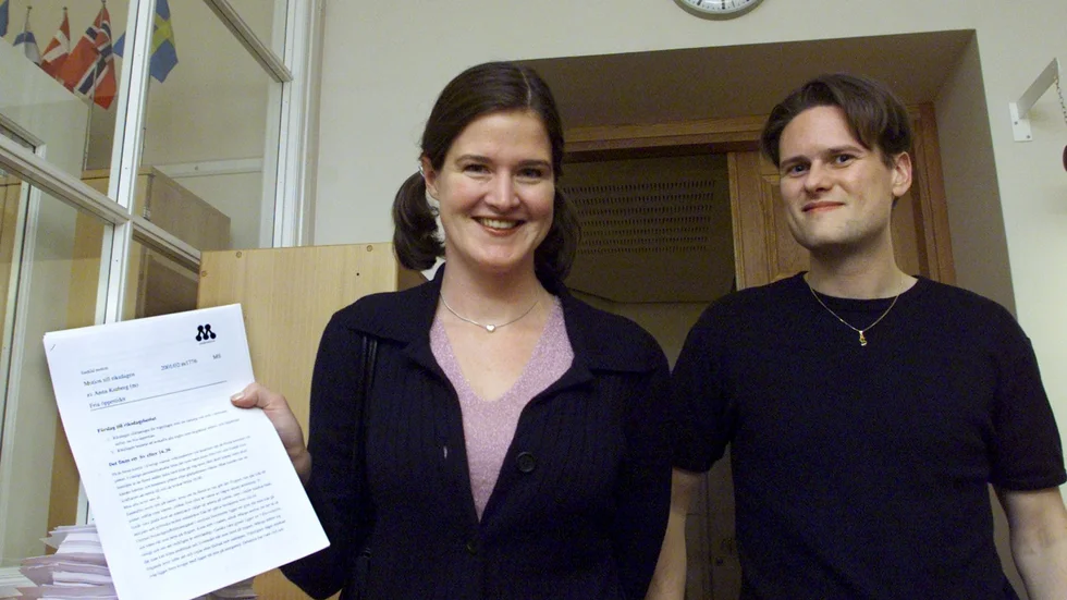 Jag vet inte hur det är nuförtiden. Men 2011 då den här bilden togs var det kamp om att lämna in den sista allmänna motionen; precis innan 16 30 den sista dagen. 2011 vann M-ledamoten Anna Kinberg - här med sin sekreterare Mattias Svensson - matchen. Hennes motion handlade dock inte om vägar. Senare blev hon partiledare och har lagt till Batra i sitt efternamn.