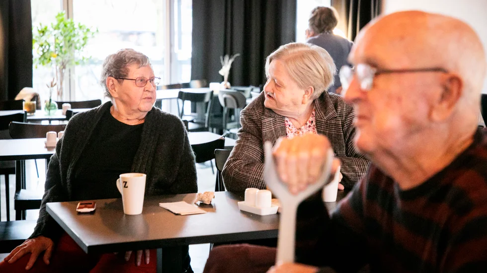 Efter branden på trygghetsboendet har flera av de boende flyttat in på hotell Kokoloko, däribland Gunna Olofsson och Ingrid Jansson. I förgrunden syns Hasse Dahlström.