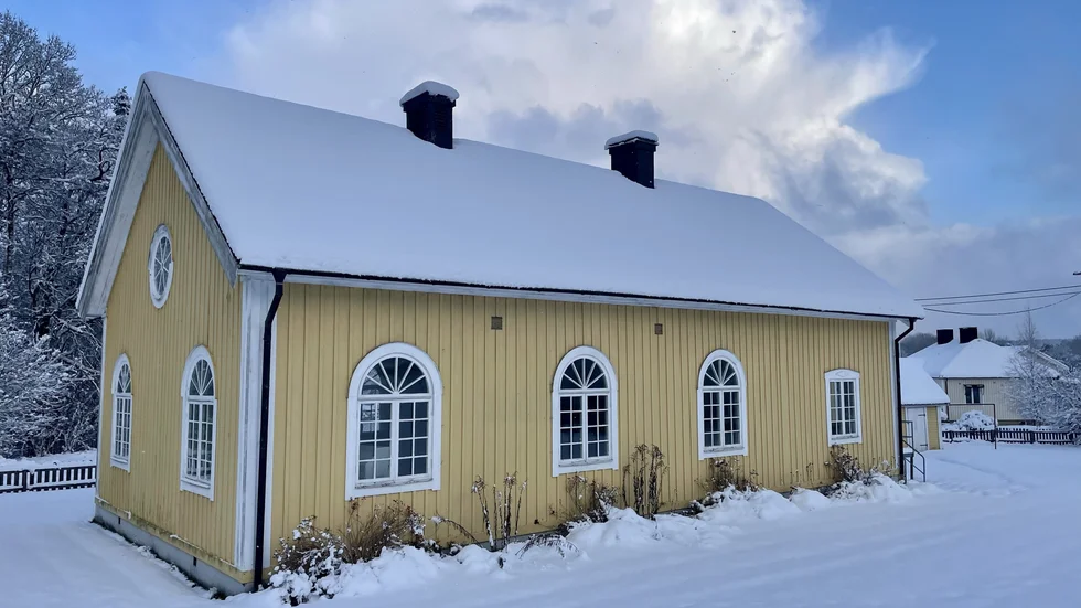 Huset med sina bågformade fönster sticker ut bland de andra villorna i området. 