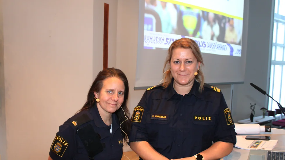 Poliserna Sara Strid och Hanna Kinnersjö besökte SPF i Finspång och informerade om ökande bedrägeribrott mot äldre.