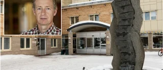Man bröt sig in i kommunhuset – krossade flera rutor • Personal kände sig hotad och flydde ut genom fönstret