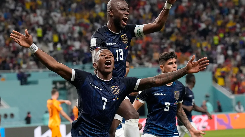 Pervis Estupinan, Enner Valencia och Piero Hincapie firar Valencia 1–1-kvittering mot Nederländerna.