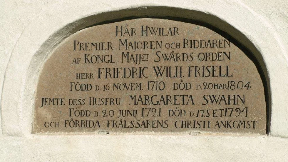 Annan tidsanda: Här vilar premiärmajoren och riddaren och ”dess hustru”.