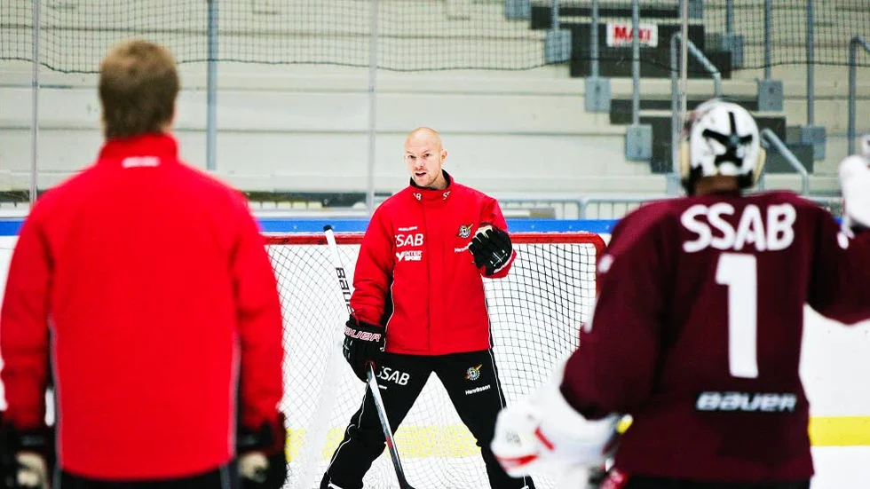 Målvaktstränaren Daniel Henriksson hyllar sina båda målvakters                                         tekniska skicklighet.?Foto: Jonas Lindsköld