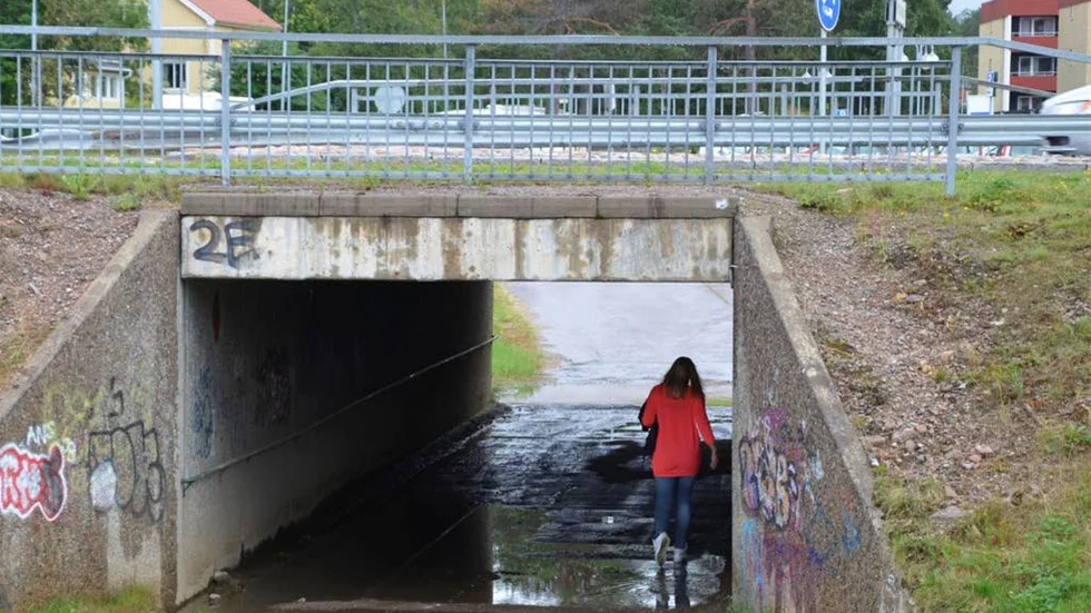 Många vägtunnlar i Gällivare är vattenfyllda vilket innebär problem för gångtrafikanter. Nu planeras åtgärder, bland annat i denna gångtunnel mellan bostadsområdena Sjöjungfrun och Samariten.