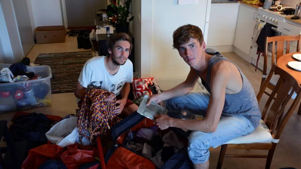 "Nu är det bara det roliga kvar. Att packa upp", säger Daniel Stafström (vänster). Han och Filip Nilsson har uppskattat när de träffat på deras läsare i fjällvärlden. "Vi träffade en som sa "Det är ju ni. Med Äventyrsbloggen" på Kebnes topp. Det var häftigt", säger Filip.