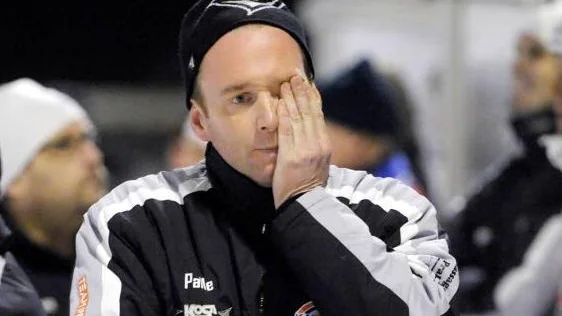 Bistra besked. Kalix Bandys tränare Patrik ”Palle” Rönnqvist är                                     uppgiven. ”Tänk dig att Luleå Hockey skulle träna en hel försäsong i en enda zon”.?Foto: Pär Bäckström