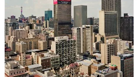 I den nya utställningen Africa is a great country vill Jens Assur visa en annan bild av Afrika - i stället för konflikter har han fotograferat utveckling och urbanisering. Här är affärsdistriktet i Johannesburg, Sydafrika.&tab;&tab;&tab;&tab;&tab;&tab;&tab;