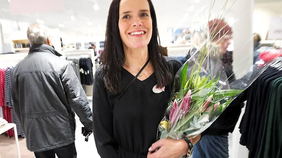 Varuhuschefen Nina Andersson-Viltok öppnade Åhléns fick blommor. Klart man är glad då.