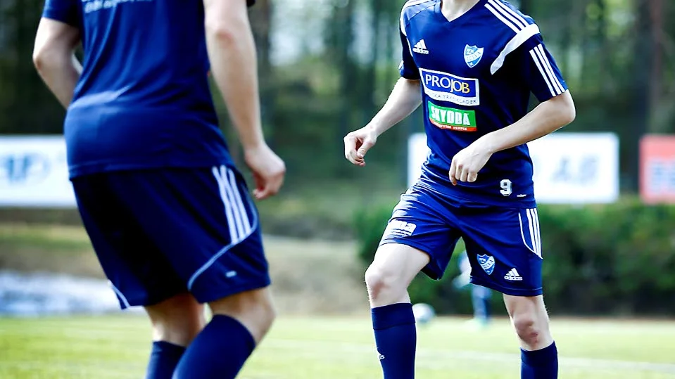 FÅR CHANSEN. När mittfältsgiganten Vladimir Lazarev är avstängd för 17-årige Sebastian Sandlund chansen i IFK Luleås startelva på söndag.