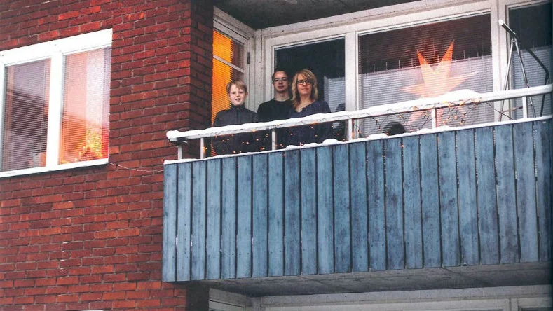 miljonprogramsidyll. Anna och sönerna Adam och Albin Taavenikku på Bromsgatan 4C.