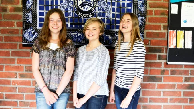 ÄVENTYRSLYSTA. Tanzania väntar på dem, först måste de bara sälja lite fika. Fr v Selma Nygårds, Klara Eriksson och Lovisa Falk, elever vid Östra skolan i Jokkmokk.