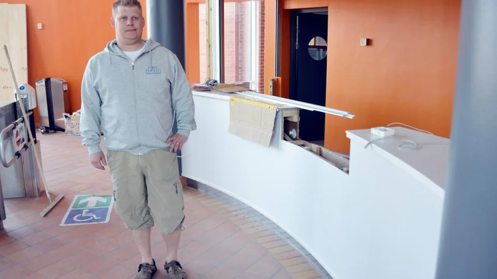 En bit kvar. Jörgen Bergström, simhallschef, hoppas att receptionen snart ska vara färdigbyggd.