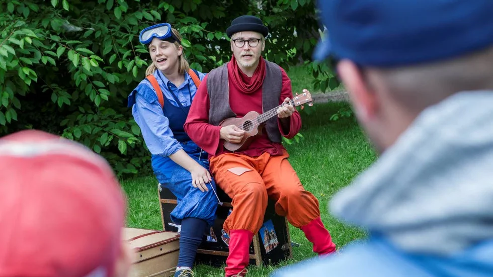 Nora Bredefeldt och Anton Raukola i barnpjäsen "Bagageresan".