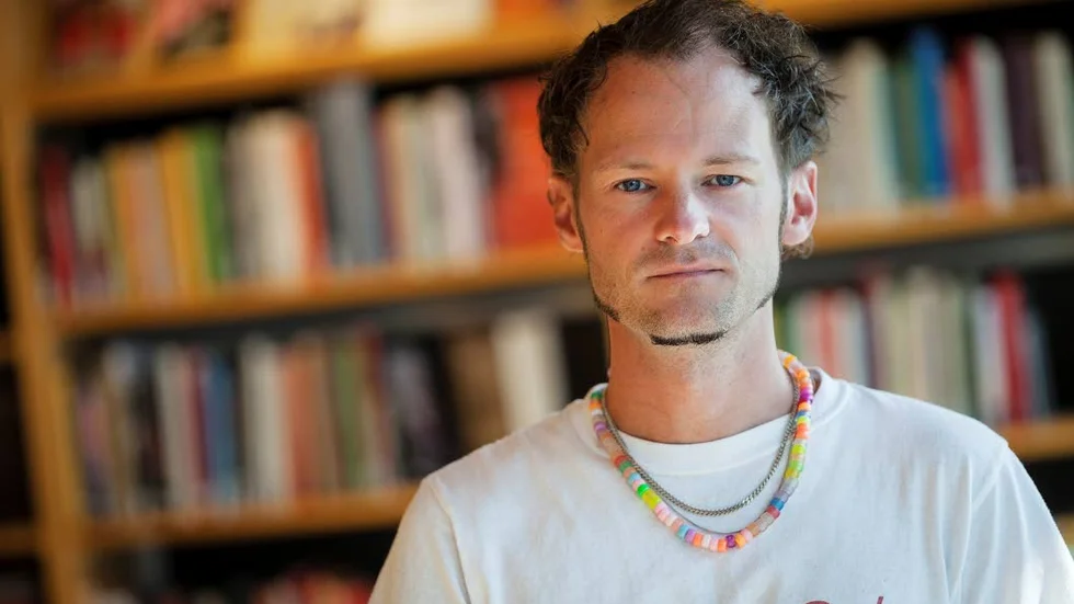 ”Mina lektioner kan bestå av både skratt och gråt, det känns viktigt att kunna nå ut till eleverna och få dem engagerade”, säger Rickard Kjellgren.