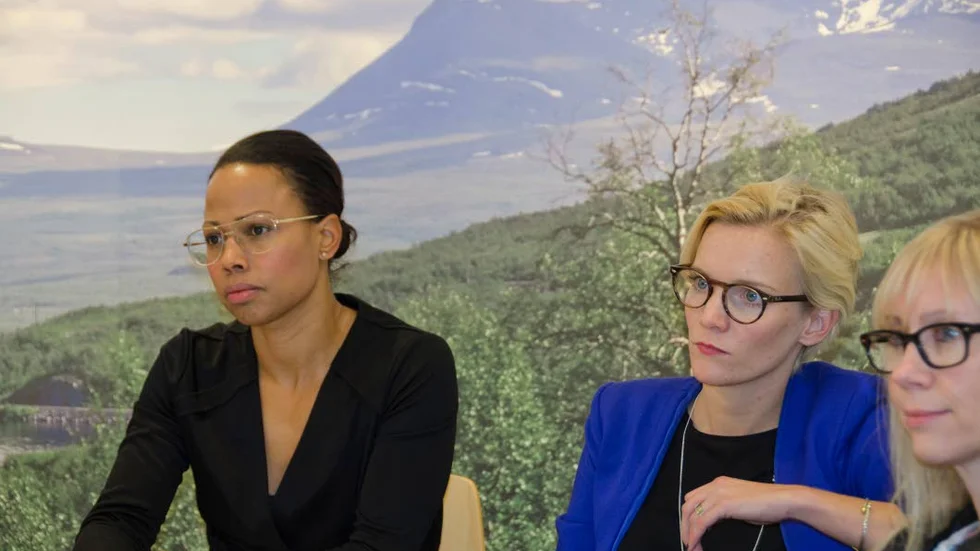 INTRESSERADE. Både Alice Bah Kuhnke och pressekreterare Emma Rung hade många frågor att ställa.