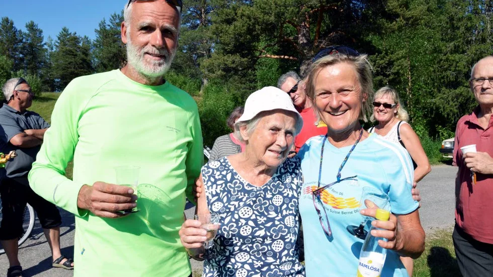 ÄNTLIGEN. Efter 34 dagar på cykel kom Agneta Ahlm och Felix Degen fram till Gällivare. Där mötte Agnetas mamma Syrena Jönsson dem.