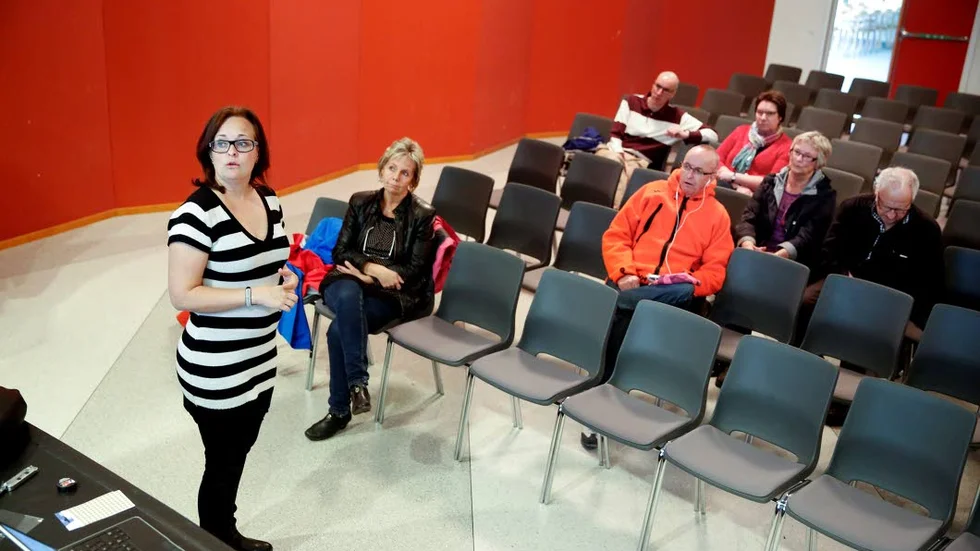 Medborgardialog. Fritidsförvaltningens Susanne Sjölund höll i trådarna för måndagens möte på Hertsön som handlade om det nya badhus som ska byggas. På första rad syns Inger B Larsson, S-ordförande i fritidsnämnden.