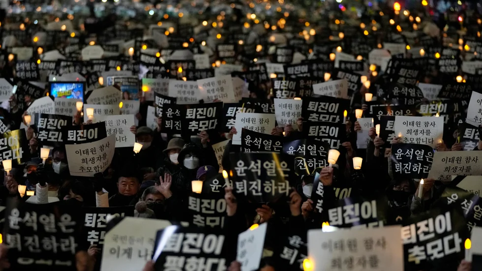 Sydkoreas opposition vill ställa inrikesministern inför riksrätt då den anser att han var högst ansvarig för brister i säkerheten vid trängselkatastrofen under halloweenfirandet i Seoul i höstas. Arkivbild från en minnesstund i november.