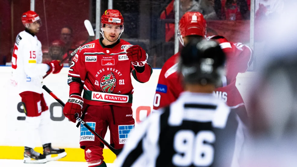 Adam Pettersson och Modo har fått en strålande start på säsongen. 30-åringen har gjort 14 poäng på de inledande 16 matcherna och laget leder hockeyallsvenskan.