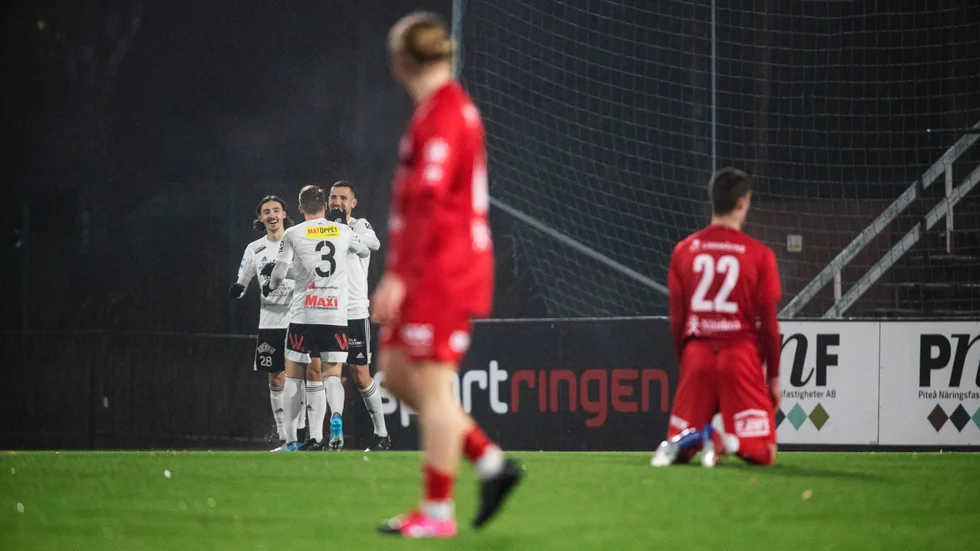 En knästående Viktor Steen deppar efter 3-6-förlusten i serieepilogen.