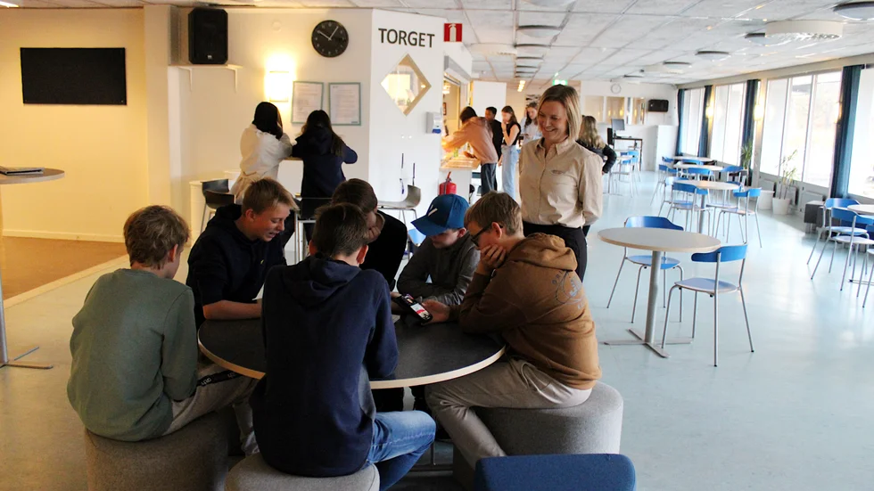 Rektor Karolina Karlsson i samspråk med elever på skolan. På rasterna söker sig många elever till det så kallade torget, där skolans kafeteria ligger.
