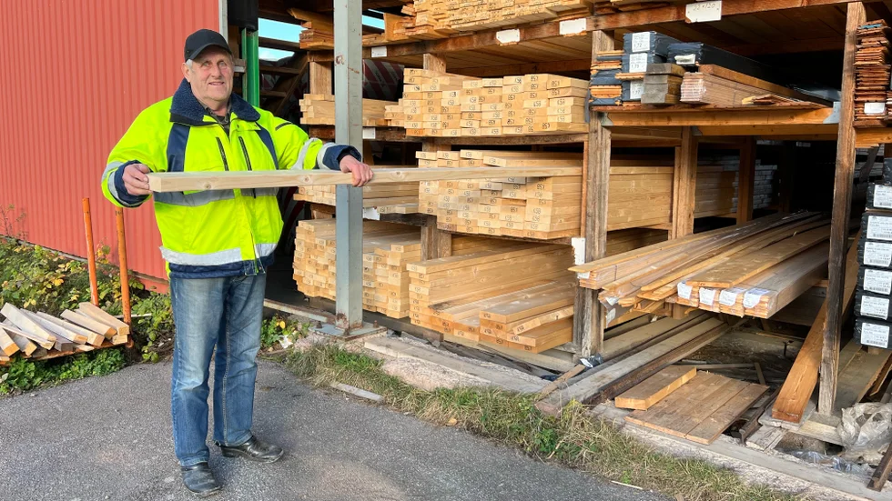 Pelle firar både 80 år samt 45 år som trävaruhandlare.
