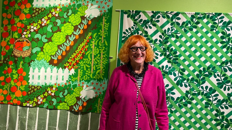 Wanja Djanaieff, formgivare, designer och konstnär, med "Köksträdgården" (1978) från Strömma till vänster. Hon är själv på plats när utställningen öppnar på Stadsmuseet på lördag.