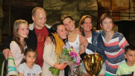 Linnea Johansson grattas av sina fans efter segern. Från vänster Sonja Johansson, Therese Alaschkar, Hans Johansson, Sofia Gardell, Linnea, Ulla Johansson, Kristian Johansson och Elias Alaschkar.