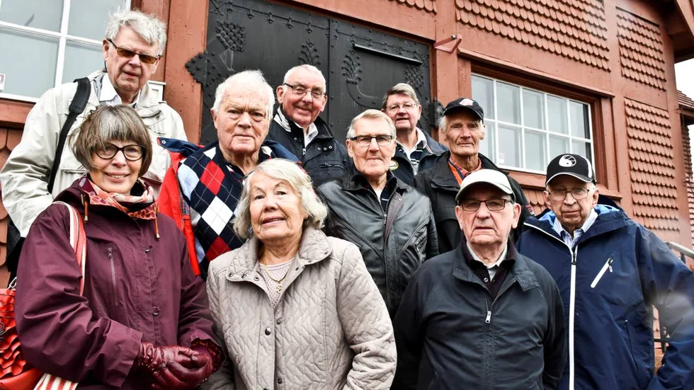 NOSTALGI. 63 år efter mucken är det dags för den sjunde återträffen. Bakre raden från vänster: Ragnar Larsson, Per Lindén, Bror Nilsson, Olle Karlsson, Bo Bäckman och Acke Fahlén. 
Främre raden från vänster: Katarina Bäckman, Vanja Semb Fahlén, Bernt Lundberg och PG Kåhrström.