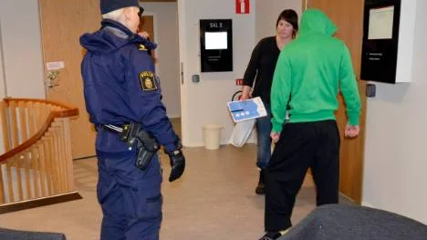 24-åringen, liksom hans 26-årige bror, får sitta kvar i häktet i väntan på dom (Arkivbild).