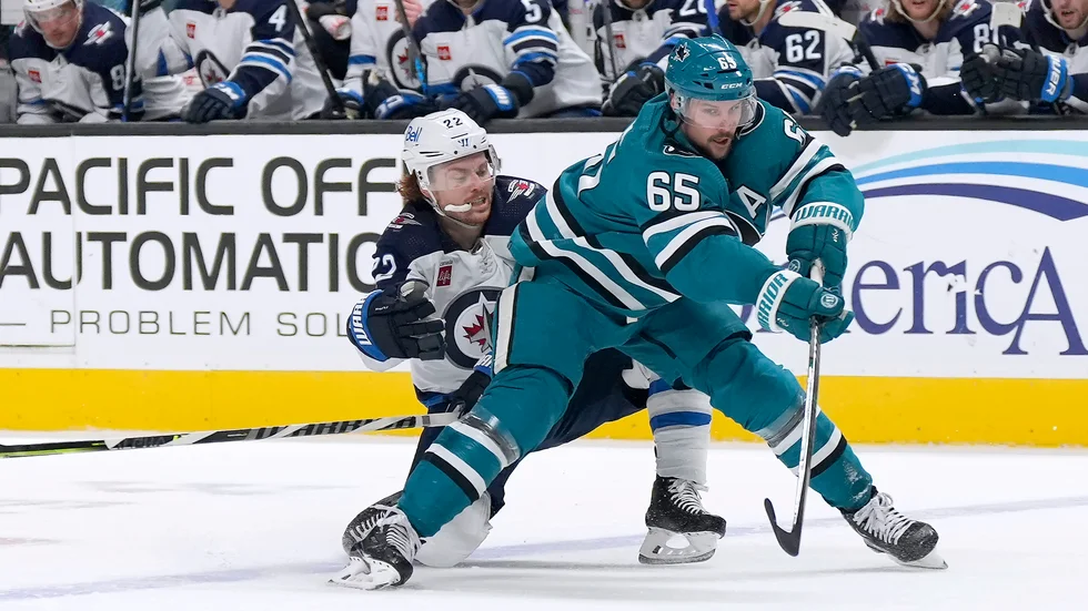 San Joses stjärna Erik Karlsson kan bli förste NHL-backen som når 100 poäng på över 30 år. Arkivbild.