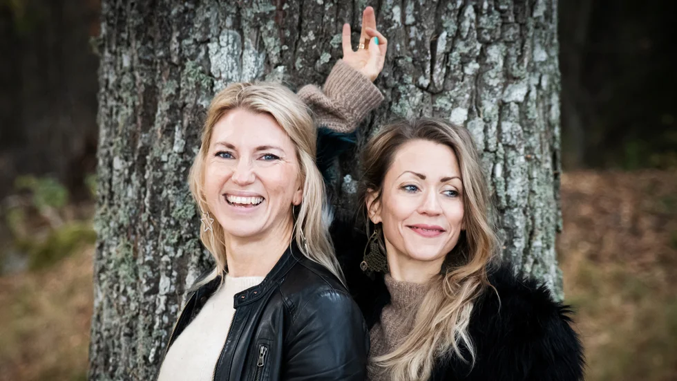 Erika & Cecilia är tillbaka med en ny skiva, "Någonstans i rymden", duons första sedan "Allegro Violento" 2019.