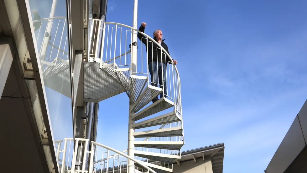 Lars Johansson är ordförande i bostadsrättsföreningen Dovhjorten i Visby. För sitt arbete och engagemang för att få solceller på plats på taken utses han till årets första klimathjälte. Under hela året kan den som vill nominera andra till att bli månadens klimathjälte.