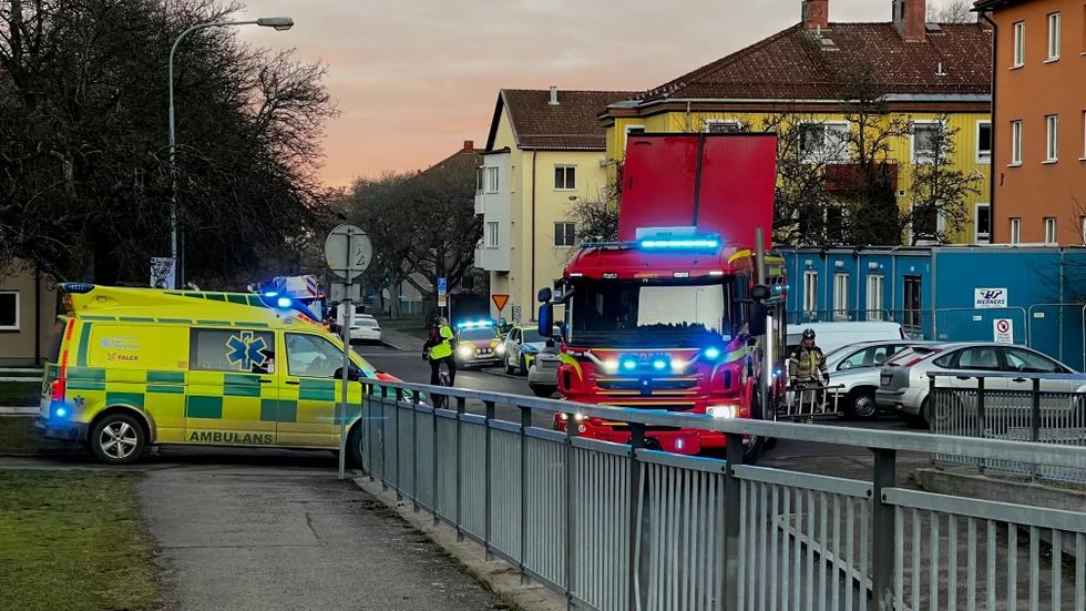 Förutom räddningstjänst ryckte även ambulans och polis ut till adressen i Hejdegården.