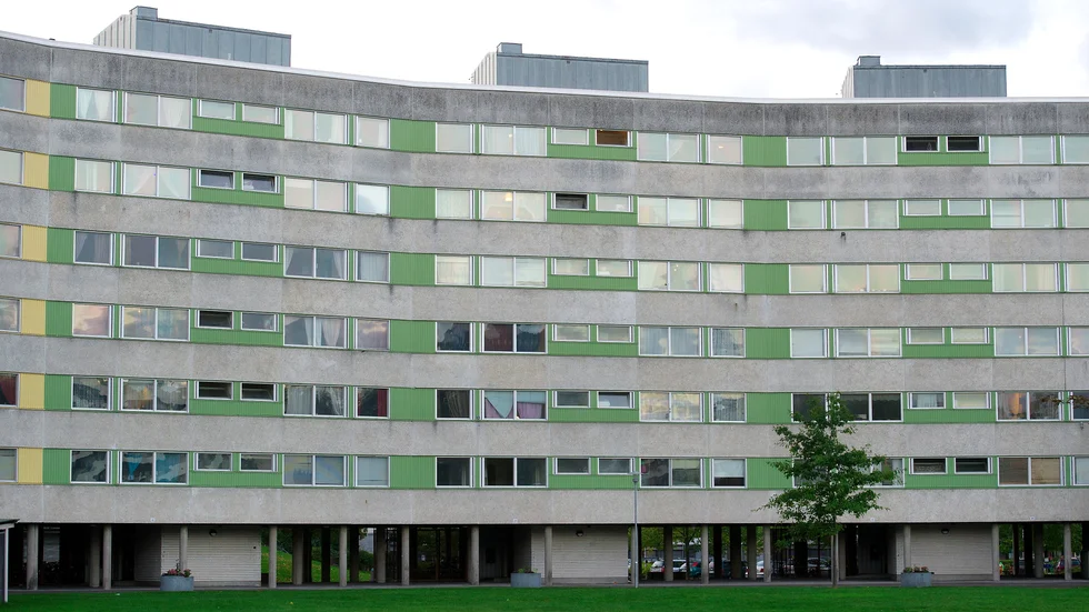 Victoriahem kräver en tidigare hyresgäst på närmare en miljon kronor efter en vattenskada.