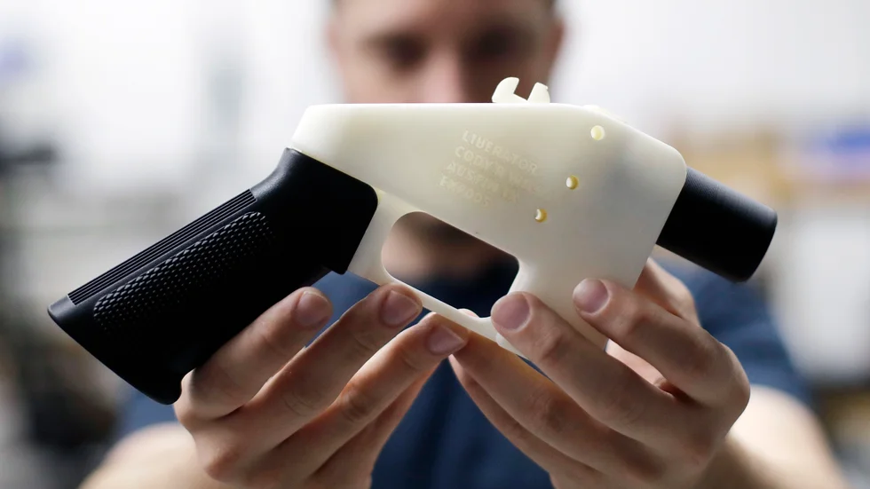 Mannen ska enligt Aftonbladets uppgifter ha sålt ett 50-tal funktionsdugliga vapen som skapats med nästan bara delar som skrivits ut på en 3D-skrivare. Bilden visar ett 3D-utskrivet vapen i USA men har inget med artikeln i övrigt att göra.