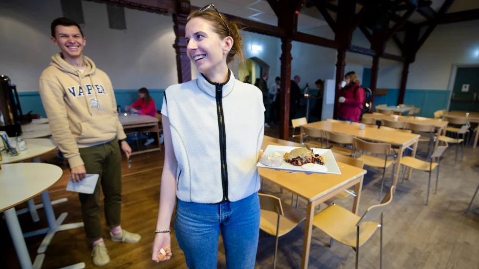 På Campus Gotland Community Kitchen lagas och serveras måltider till studentvänliga priser av råvaror med kort datum eller som av kosmetiska skäl sorterats ut av butiker. Emma Rautiainen och Jan Palyƶa, studenter på Campus Gotland, går hit varje torsdag.