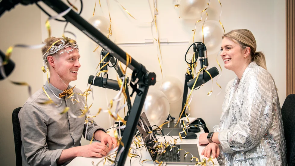 Emil Lundberg och Cecilia Thomsson är hängivna tittare av Melodifestivalen. Med start på lördagen kan deras podcast "Mello-podden" höras via helagotland.se.
