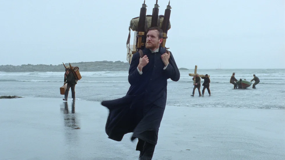 Lukas (Elliott Crosset Hove) lyckas inget vidare med sitt nya jobb som präst på Island i "En vit, vit dag"-regissören Hlynur Pálmasons nya film "Godland".