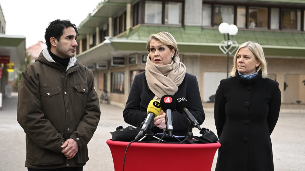 Ardalan Shekarabi, Lena Hallengren och Magdalena Andersson vid sin pressträff om fler förebyggande insatser för att stoppa nyrekryteringen till de kriminella gängen. 