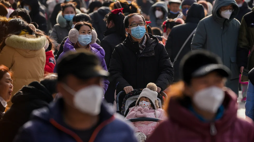 Coronaviruset sprider sig i Kina. Enligt myndigheterna, vars statistik inte går att verifiera, har närmare 80 procent av befolkningen i Peking smittats av viruset sedan restriktionerna togs bort i början av december.